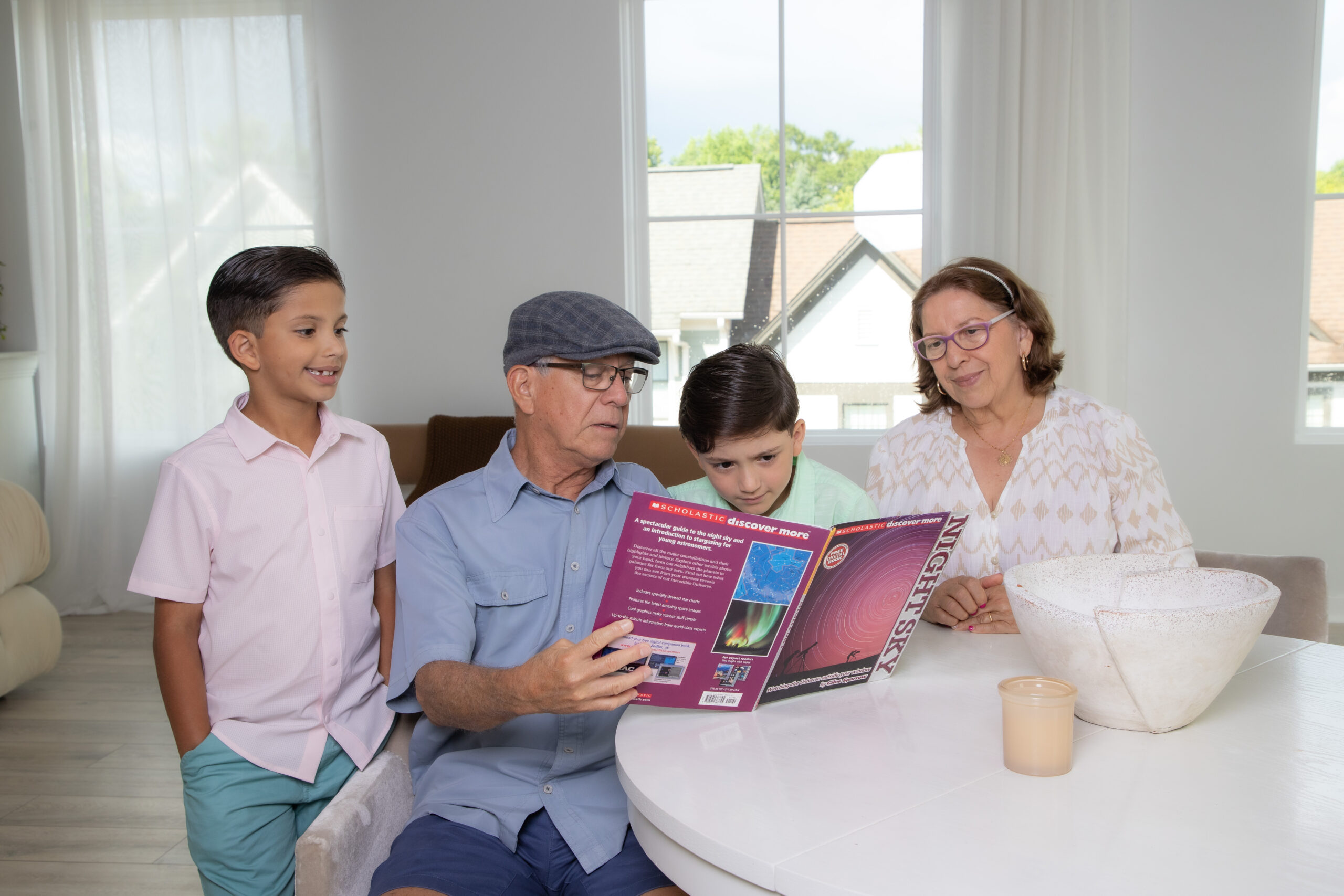 Abuelos leyendo con sus nietos.