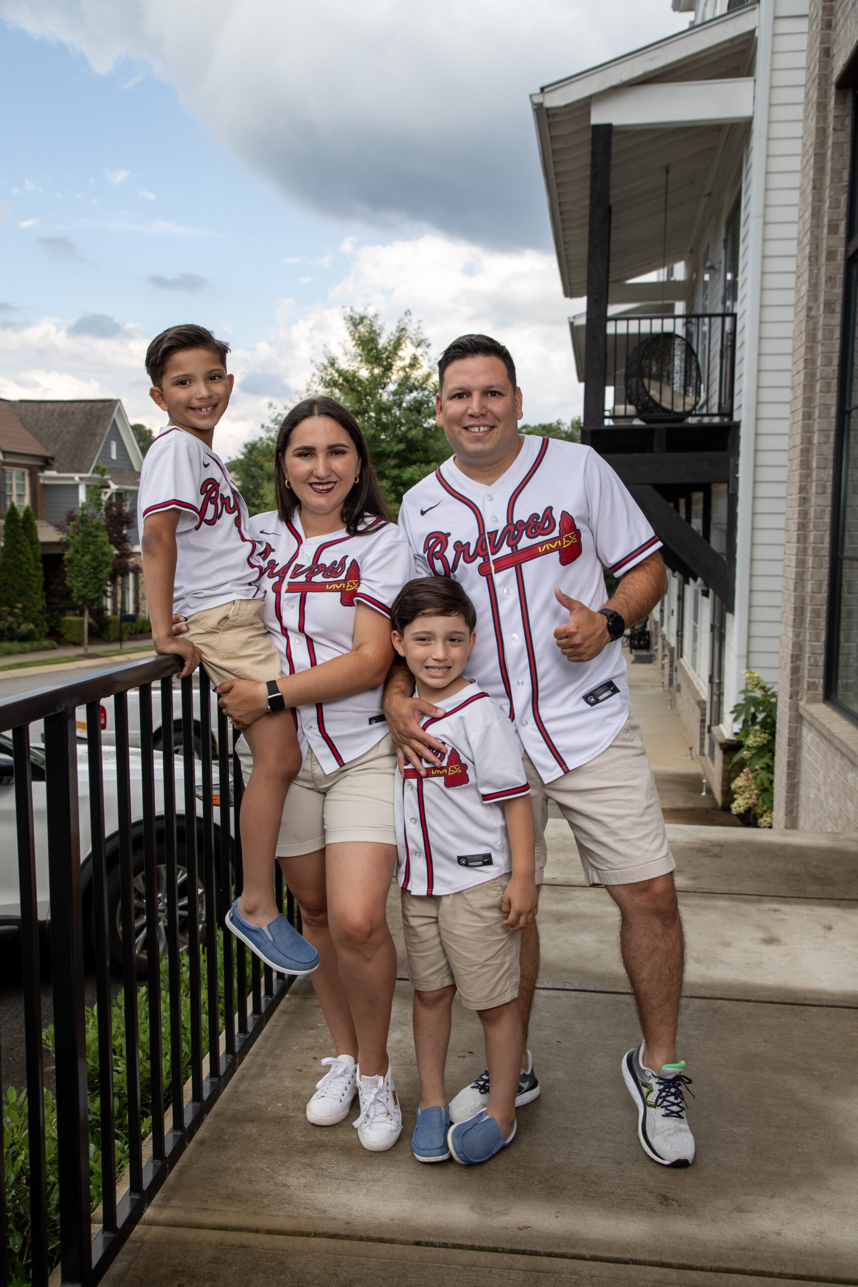 Familia protegida por Feel Insurance, vestida con camisetas de los Atlanta Braves